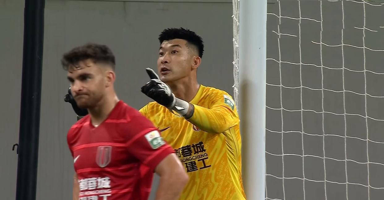 成都蓉城训练开放日，清晨防线松动引欢呼，亚冠在即，球探报告显示潜力(成都蓉城江原fc官网)